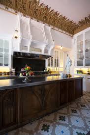 A Spanish Home With Global Style Mediterranean Home Decor Spanish Style Homes Kitchen Design