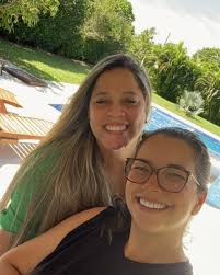 Dra Ana Laura (@laurahora) • Instagram photos and videos