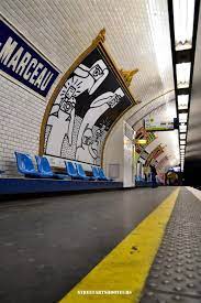 Keith Haring A La Station Alma Marceau Alma Marceau Est Une Station De La Ligne 9 Du Metro De Paris Situee Metro Parisien Metro Paris Paris Ville Lumiere