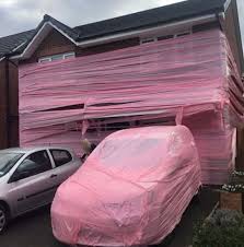 Recién casados (just married) es una película del 2003 dirigida por shawn levy y protagonizada por ashton kutcher y brittany murphy. Insolita Broma Regresan De Su Luna De Miel Y Se Sorprenden Al Ver Su Irreconocible Casa Hsb Noticias