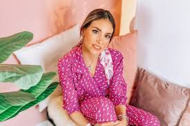 Δείτε την αθηνά οικονομάκου να ποζάρει με την τούρτα γενεθλίων της. H A8hna Oikonomakoy Einai Egkyos H Anakoinwsh Sto Instagram Ladylike Gr