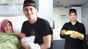 Ia pun menjadi seorang ayah di usianya yang masih sangat muda. Menantu Arifin Ilham Emosi Tak Terima Bayinya Dibandingkan Dengan Anak Artis Ini Tribunnews Com Mobile
