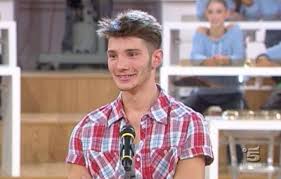 Post su di martino scritto da amicidimaiori. Stefano De Martino Eta Altezza Peso Figlio Fidanzata Caffeina Magazine