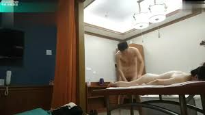 肤白貌美的富婆姐姐享受完帅哥的按摩后又享受帅哥的大鸡吧