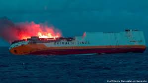 oil spill after cargo ship sinks