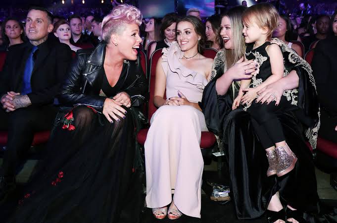 AMAs 2017: Kelly Clarkson & P!nk's Performance