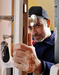 En utilisant un tournevis, dévissez la vis se trouvant en général sur la bordure de la porte afin. Tout Savoir Sur Les Serrures De Porte D Entree