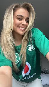 Happy St. Patrick’s Day from this Irish gal! ☘️🇮🇪 Sending you lots of  love from our beautiful little isle X , #leahbarniville #stpatricksday  #amhrannabhfiann #irishsinger #irishsongs