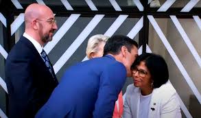 Amistoso saludo entre Pedro Sánchez y Delcy Rodríguez en la cumbre UE-CELAC