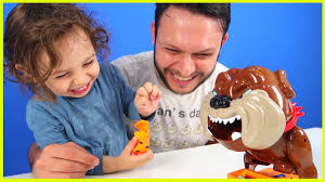 Cok Eglenceli Kizgin Kopek Oyuncagi Ile Oynadik Kopek Uyanmadan Kemikleri Aldik Cocuk Oyunlari Youtube