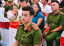 Người mẫu, diễn viên, nhà thiết kế thời trang, nhiếp ảnh gia, nhà thơ… nhưng xem ra chúng quá nhạt nhòa so với sự cố bị trục xuất vì quá đẹp trai. Cong An Ä'áº¹p Trai Tin Tá»©c Cong An Ä'áº¹p Trai 2021 Má»›i Nháº¥t Viá»‡t Giáº£i Tri