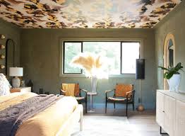 Accent walls whether it's wallpaper, a bright paint color, or a photo gallery, creating an intentional in 2020, i am psyched to say goodbye to accent walls. Wallpaper Trends For 2020 Milton King