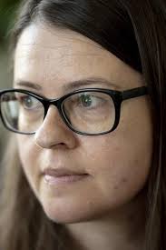 Sygdomsramte Hanne er stævnet og i chok: Privat socialrådgiver vil have  penge for Facebook-opslag