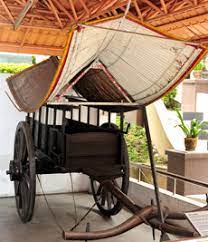 • perahu biasanya mempunyai hiasan ukiran kayu dan lukisan pada linggi, bangau, okok, caping atau koyan, cagak, dayung dan. Contoh Beca Dan Kereta Lembu