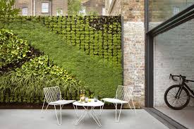 A Green Wall Flanking This Patio Space On Two Sides Provides The House With A Garden Without Reducing The Outdoor Entertaini Patio Garden Vertical Garden Patio