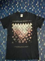 Listen to terbanglah by sekumpulan orang gila, 1,070 shazams. Sekumpulan Orang Gila Terbanglah Tshirt Men S Fashion Clothes Tops On Carousell