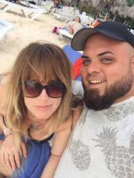 Des couples séparés depuis des mois à cause de la COVID-19 veulent se  réunir