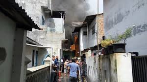 The riot then further escalated and spread all the way through kampung gandhi, kampung lindungan. Kampung Kubur Terbakar Wanita Ini Menangis Dan Takut Peristiwa 2001 Terulang Lagi Halaman All Tribun Medan