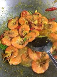Tips memilih udang yang segar ketika memilih udang masih berkilat dan tekan sedikit udang. Udang Goreng Kunyit