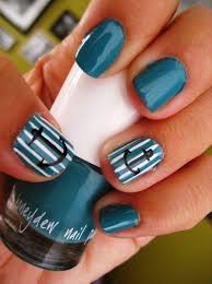 El azul marino en las uñas, realza el carácter profesional de quién lo lleva, enmarcado en las. Unas De Gel Azul Marino Con Blanco Decorados De Unas