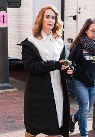 Ils finissent par se faire enfermer dans un service psychiatrique dirigé par le docteur ellie staple (sarah paulson). Sarah Paulson On The Set Of Glass In Philadelphia 12 04 2017 Hawtcelebs