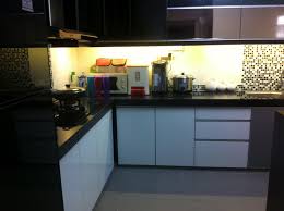 Untuk melengkapi dapur mini anda, ambalan rak serta papan berlubang dapat ditambahkan sebagai tempat meletakkan. Kos Renovate Dapur Desainrumahid Com