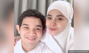 Nadzmi adhwa feat ardell aryanasong : Malaysiakini Hati Nadzmi Luluh Lihat Isteri Bergelut Tahan Sakit Bersalin 16 Jam