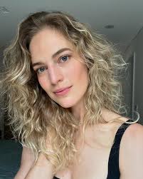 Vanessa Axente (@vanessaaxente) • Instagram photos and videos