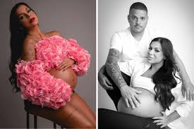 Evelyn Regly faz ensaio inspirado em Rihanna e Kim Kardashian