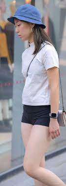 街拍紧身热裤丰腴骆驼趾美女-街拍美女图片大全