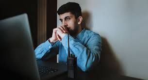 مخبر يضطر لشراء تذكرة حفل أون لاين لعجزه عن الدخول مجانا بمجرد إظهاره اللاسلكي