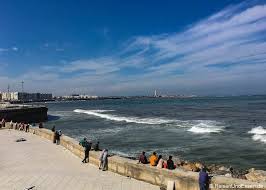 Een mooie plek langs het strand voor de lunch. Hassan Moschee In Casablanca Gigantische Sehenswurdigkeit Am Meer