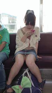 電車内で椅子に座るお姉さんのパンチラトライアングル盗撮画像ｗｗｗｗｗ | 素人エロ画像やったる夫