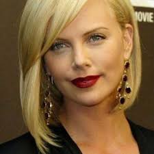 En effet, courte vue de dos et plus longue sur le devant, cette coupe permet de cacher les mâchoires anguleuses et amoindrit ainsi les traits marquants du visage. Comment Coiffer Un Carre 20 Idees Pour Savoir Comment Coiffer Un Carre En Un Tour De Main