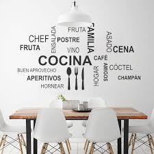 Decora y personaliza las paredes de tu cocina con los diseños más bonitos y divertidos. Vinilo Decorativo Ideal Para Un Comedor Con Palabras Basicas Relacionadas Con Comida Y Bebida Vinilos Para Cocina Vinilos Decorativos Cocina Frases Para Cocina