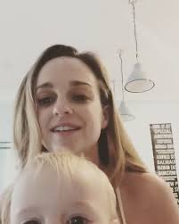 Penny McNamee from Home and Away attempts to play the piano with her  daughter Neve