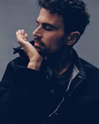 Theo James na capa da edição Primavera 2025 da MR PORTER: The Journal;  fotografado por Misha Taylor e styling por Helen Bradfoot. :  r/popculturechat