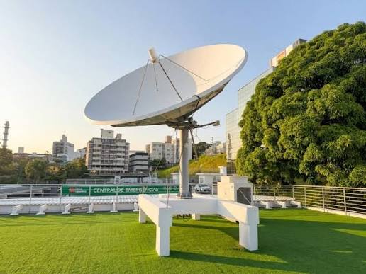 Defesa Civil de Santa Catarina é a única defesa civil estadual do Brasil com  antena própria de recepção direta das imagens de satélite. Desde 2025, a  antena passou a captar o sinal