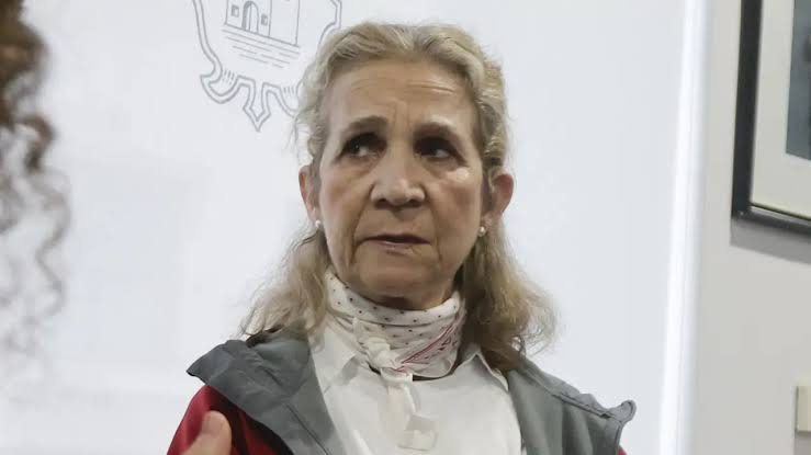 El desolador verano de la infanta Elena: cuidando de su tía, enfadada con  su hijo y con un viaje exprés por un triste motivo