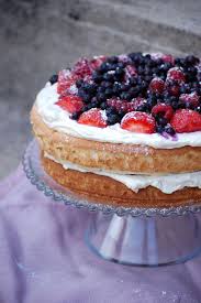 Gateau Bucolique Berry Sponge Cake Gateau Fait Maison Gateau Gateau Fruits Rouges