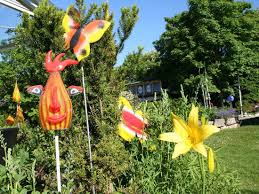 Bei diesen unikaten sind die objekte aus dem glasschmelzofen auf granitstelen montiert. Gartendekorationen Joska Bodenmais
