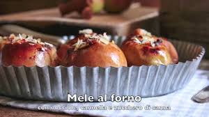 Come preparare le mele cotte al forno lavate accuratamente 4 mele golden, poi con uno scavino privatele del torsolo, eliminando solo il centro in modo da lasciare un buco in. Mele Al Forno Con Nocciole Cannella E Zucchero Di Canna Video Ricetta Di Sonia Paladini Youtube