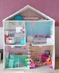 Dans Cet Article Des Modeles De Maisons De Poupee Homemade Fabriquees A Partir D Un Meuble De Carton De Maison Barbie Maison De Poupee En Carton Diy Maison
