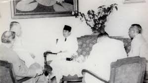 Soekarno memproklamirkan kemerdekaan bangsa indonesia kepada dunia. Antara Freemasonry Indonesia Soekarno Dan Bung Hatta