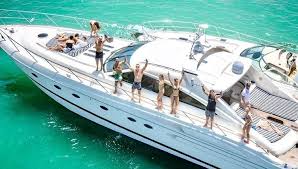 The cost of renting a pontoon boat depends on the size, location, and rental time of the boat. Clubbable Private Boat Parties
