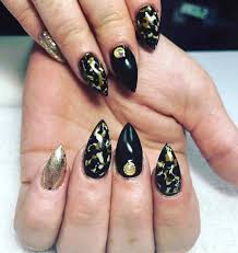 Te damos los 10 diseños de si no estás acostumbrada a tener uñas largas pero buscas que tu manos se vean lindas, este largo es perfecto para ti. Negras Disenos De Unas Goticas Diseno De Unas Gotico Mate Rosas Negras Nail Art Design Gothic Black Roses Youtube La Magia Del Color Negro Atrae Con La Belleza De Su