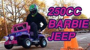 Juegos de barbie, consigue vestir a barbie o manejar su bicibleta con sus juegos para chicas chick, los juegos de barbie esta ordenados en una diseña unos preciosos vestidos para barbie y su hija en este juego de diseñador de modas. Este Jeep De Barbie Con Motor De Gasolina Es El Juguete Con El Que Todo Padre Petrolhead Suena