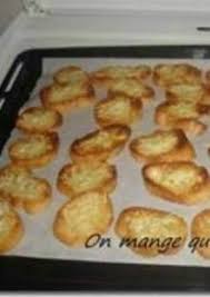 Coupez La Baguette En Petits Carres Frottez Les Avec La Gousse D Ail Parsemez Les De Gruye Recettes De Cuisine Recette Cuisine Et Boissons