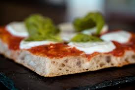 Una fragrante pizza fatta in casa con pomodoro, mozzarella, olio e basilico. Pizza In Teglia Fatta In Casa Consigli Per Far Lievitare E Maturare L Impasto