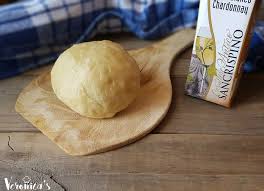 A differenza delle sue cugine però è priva di grassi animali il che la rende ideale sia per i vegani sia per chi vuole essere un po' più attento alla linea…in ogni caso tenete presente che non serve. Pasta Al Vino Ricetta Base Per Rustici E Torte Salate